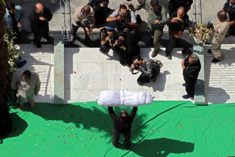 مراسم تشییع و تدفین شهید گمنام دفاع مقدس در دفتر مرکزی کمیته امداد امام خمینی(ره) 1402/03/29